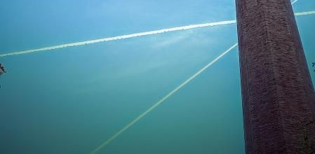 Confluencia de estelas en la chimenea de la Escuela Industrial.