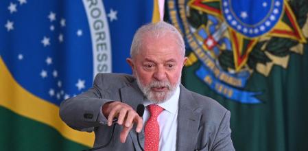 AME3830. BRASILIA (BRASIL), 11/12/2023.- El presidente de Brasil, Luiz Inácio Lula da Silva, habla durante el lanzamiento del Plan Nacional Calles Visibles, un programa de atención a la población en situación de calle, hoy, en el Palacio de Planalto en Brasilia (Brasil). El presidente brasileño, Luiz Inácio Lula da Silva, recibió este lunes en la sede del Gobierno a decenas de personas en situación de calle y anunció un vasto plan de apoyo para los que definió como 