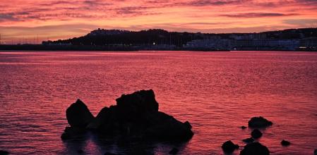 Amanecer rojo en L'Escala.