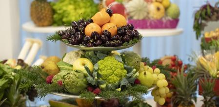 Cesta de frutas y verduras este miércoles en la presentación de la campaña de Navidad de Mercabarna