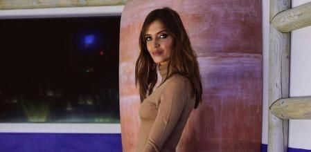 Sara Carbonero con el vestido de punto y transparencias por Madrid