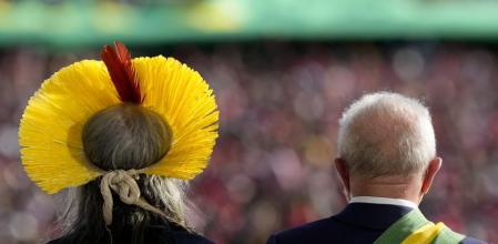 El líder indígena Cacique Raoni y el presidente entrante Luiz Inácio Lula da Silva, en el Palacio de Planalto tras la ceremonia de investidura de Lula, en Brasilia, el 1 de enero de 2023.