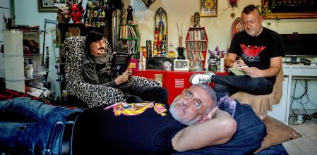 Nando (54 años) y Víctor (52) y Leo (54) son una pareja de tres desde hace 13 años