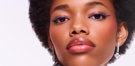 Las sombras de ojos Chic Mono Eyeshadow Metal 016 Oliva y Brillo 012 Violeta pueden crear trazos perfectos en modo eyeliner. Los labios, naturales con la barra de labios traslúcida Fabulous Kiss Nude Touch-Nude 142.
Pendientes Rosetta Insignia Evening y top recto de lentejuelas de Carolina Herrera