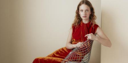 La firma española Maksu ha elegido el terciopelo para sus vestidos