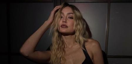 Gigi Hadid con el 'total look' de Christopher John Rogers