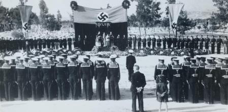Imagen del entierro en el cementerio de Alicante de algunos de los marineros del submarino alemán U-77 que murieron al hundirse, bombardeado por la aviación inglesa, el 28 de marzo de 1943 a 9 millas del Penyal d'Ifac en Calp.