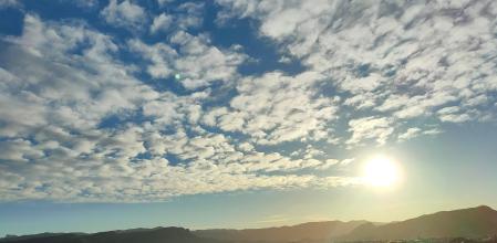El manto del sol en el cielo algodonoso en Igualada.