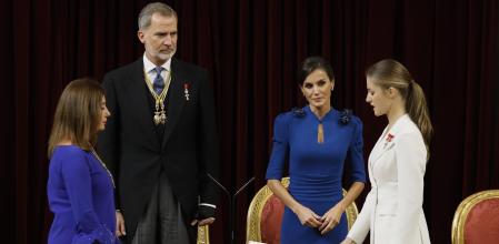 MADRID, 20/12/2023.- La princesa Leonor (d) jura la Constitución ante la presidenta del Congreso, Francina Armengol (i), y los reyes de España, Felipe VI (2i) y Letizia (2d), en el día de su 18 cumpleaños el 31 de octubre de 2023, en el Congreso de los Diputados, en una ceremonia que representó el hito más importante de su trayectoria institucional y pavimenta el camino para que algún día se convierta en reina. EFE/ Ballesteros