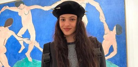 Rosalía con su look preppy en Nueva York