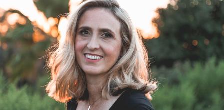 A partir de los 50 años el cabello pierde colágeno, se vuelve débil y más encrespado.