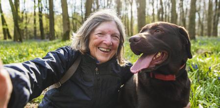 Una mujer se hace una selfi con un perro labrador