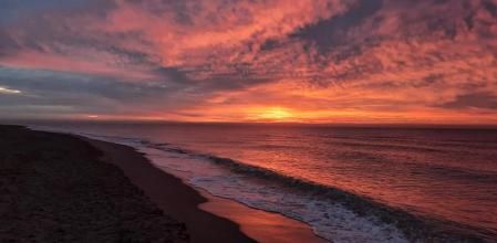 Candilazo al amanecer en la playa de Gavà.