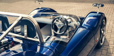 Con solo 900 kg, el biplaza registra una relación peso-potencia extraordinaria.