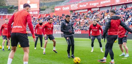 El técnico del Girona, Míchel Sánchez, dirigiendo el entrenamiento a puertas abiertas del equipo en Montilivi que contó con más de 4.500 aficionados