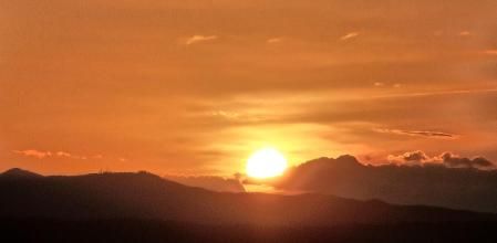 Puesta de sol en la llanura empordanesa.