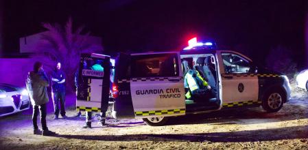 Efectivos de la Guardia Civil en las inmediaciones de la fiesta clandestina de Fuente Álamo