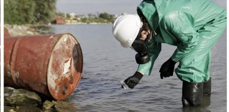El abandono o vertido de basura y residuos en el medio ambiente provoca incluso situaciones de contaminación de las aguas  .