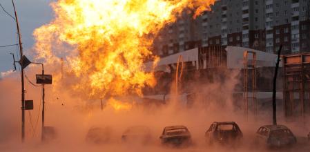 Incendio en un suburbio de Kyiv tras el impacto de un misil ruso en la zona el 2 de enero
