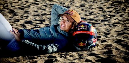 FOTO ALEX GARCIA SERIE DAKAR. LA PILOTO DE COCHES CRISTINA GUTIERREZ, FOTOGRAFIADA EN LA PLATJA DE LA MARBELLA 2023/12/15
