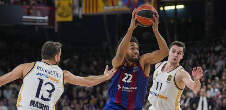 BARCELONA, 03/01/2024.- El alero estadounidense del Barça Jabari Parker (c) intenta superar a Sergio Rodríguez (i) y al croata Mario Hezonja, ambos del Real Madrid durante el partido de la Euroliga que se disputa este miércoles en el Palau Blaugrana de Barcelona. EFE/ Alejandro García