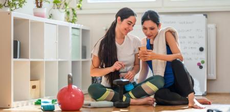 Dos mujeres haciendo deporte en casa.