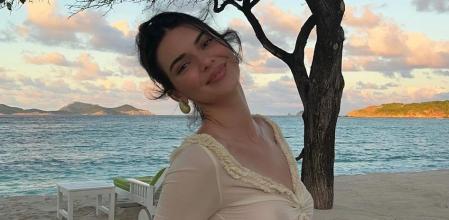 Kendall Jenner con el sensual vestido en la playa