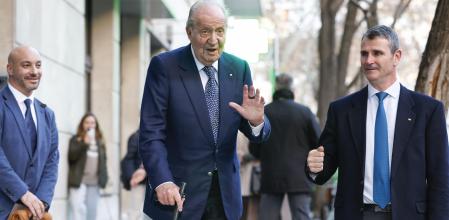 MADRID, 20/12/2023.- El rey Juan Carlos a su salida de la comida en un restaurante madrileño, celebrada este miércoles con motivo del 60 cumpleaños de la infanta Elena, hermana mayor del rey Felipe VI, que congregó a los padres del monarca, a los reyes Felipe y Letizia, y a la mayoría de integrantes de la familia. En el almuerzo también participaron la otra hermana de Felipe VI, la infanta Cristina y la princesa Irene, hermana de la reina Sofía, así como los dos hijos de la homenajeada y tres de los cuatro de la infanta Cristina. Faltó a la cita la princesa Leonor, primogénita de los reyes, que se encuentra de ejercicios militares, y no se vio a su hermana, la infanta Sofía, de vacaciones desde el pasado día 5 en el internado de Gales (Reino Unido) donde estudia bachillerato.- EFE/ Javier Lizón