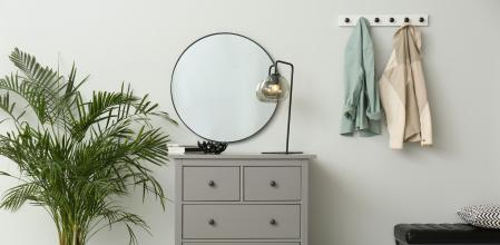 Es recomendable optar por un diseño minimalista, con muebles de almacenamiento compactos y colores claros para potenciar la amplitud.