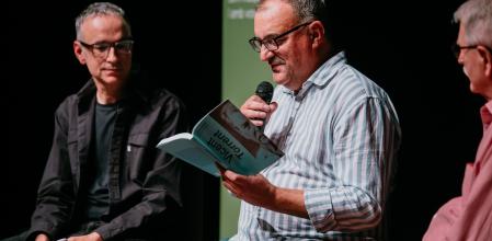 El autor Josep Vicent Frechina, durante la presentación del libro en el teatre Micalet.