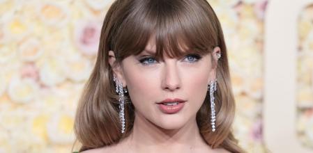 Taylor Swift en la alfombra roja de los Globos de Oro