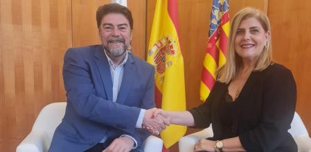 El alcalde Luis Barcala y la portavoz de Vox en el Ayuntamiento de Alicante, Carmen Robledillo, se dan la mano tras el acuerdo consensuado.