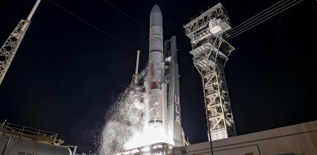 El momento en el que la misión Peregrine se elevaba, ayer lunes, hacia el espacio