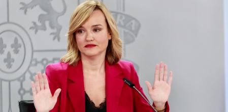 La ministra de Educación, Formación Profesional y Deportes y portavoz del Gobierno, Pilar Alegría, junto a los ministros de Agricultura, Luis Planas y de Economía, Carlos Cuerpo, durante la rueda de prensa ofrecida tras la reunión del Consejo de Ministros, este martes en el Palacio de La Moncloa.