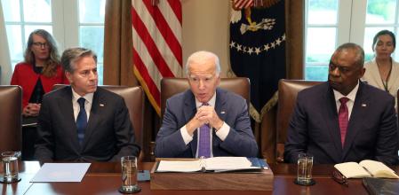 Lloyd Austin, a la derecha de la imagen, junto a Antony Blinken  y Joe Biden