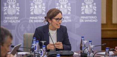 MADRID, 08/01/2024.- La ministra de Sanidad, Mónica García, participa en la reunión del Consejo Interterritorial del Sistema Nacional de Salud este lunes, en Madrid. Según ha informado Sanidad, el Ministerio ha trasladado a las comunidades, en el marco del Consejo Interterritorial del Sistema Nacional de Salud, un documento al que las comunidades deberán presentar sus alegaciones en las próximas 48 horas, y que rebaja la obligatoriedad solo a centros sanitarios, y lo deja en recomendación en centros sociosanitarios y farmacias. EFE/ Mº De Sanidad SOLO USO EDITORIAL SOLO DISPONIBLE PARA ILUSTRAR LA NOTICIA QUE ACOMPAÑA (CRÉDITO OBLIGATORIO)