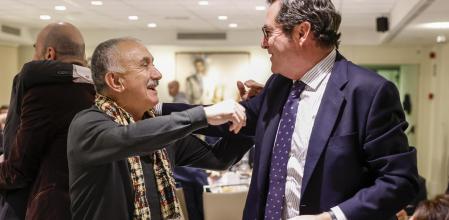 MADRID, 09/01/2024.- El presidente de la CEOE, Antonio Garamendi (d), saluda al secretario general de UGT, Pepe Álvarez a su llegada al almuerzo coloquio celebrado este martes en el Club Siglo XXI, en Madrid. EFE/ Javier Lizon