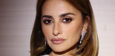 Penélope Cruz peinada y maquillada para los Governors Awards
