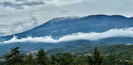 Cinturón de niebla en la falda del Montseny.