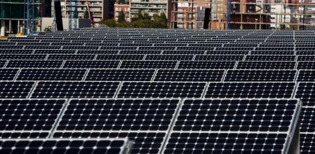 27 - 10 - 2008 / Hospitalet de Llobregat - Placas solares en los pabellones de Fira de Barcelona en Gran Via de Hospitalet - Foto: Llibert Teixido - Director de Fira 2000 EL CONSELLER DE ECONOMIA, ANTONI CASTELLS Y EL PRESIDENTE DE FIRA DE BARCELONA JOSEP LLUIS BONET PRESENTAN EL NUEVO PARQUE VOLTAICO DEL RECINTO GRAN VIA 135 000 M2 EN PANELES SOLARES INSTALADOS EN LAS CUBIERTAS DE LOS PABELLONESFira de Barcelona ha puesto en marcha un parque de energía solar fotovoltaica en el recinto de LŽHospitalet, el segundo mayor de España, según han informado sus promotores. El presidente de Fira de Barcelona, Josep Lluís Bonet, ha explicado que la instalación es la segunda mayor de España y la sexta del mundo sobre edificios. Las placas se han instalado en la cubierta de los seis pabellones de Fira de Barcelona y ocupan 135.000 metros cuadrados. Está previsto que generen 4,4 GW/h (gigavatios/hora) anuales de electricidad, una cifra equivalente a lo que consume un millar de viviendas en las que viven una media de cuatro personas en cada una de ellas. Las placas se han colocado en las cubiertas de los pabellones de manera que no se ven desde el exterior. En total se han instalado 19.251 módulos, 3,36 MW (megavatios) de potencia y 4,4 GW/h de producción eléctrica anual.