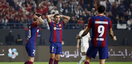 Soccer Football - Spanish Super Cup - Final - Real Madrid v FC Barcelona - Al-Awwal Stadium, Riyadh, Saudi Arabia - January 14, 2024 FC Barcelona's Ferran Torres, Sergi Roberto and Robert Lewandowski react REUTERS/Juan Medina