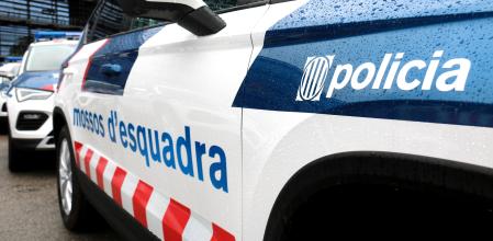 Pla de detall del lateral d'un dels nous vehicles dels Mossos d'Esquadra presentats al Complex Egara, el dia 11 de novembre de 2021. (Horitzontal)