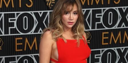 Suki Waterhouse con el vestido de Valentino Alta Costura en la alfombra roja de los premios Emmy