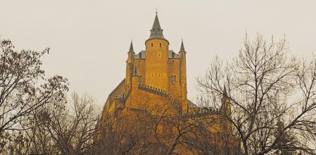 Vista del Alcázar de Segovia en un día lluvioso de invierno.
