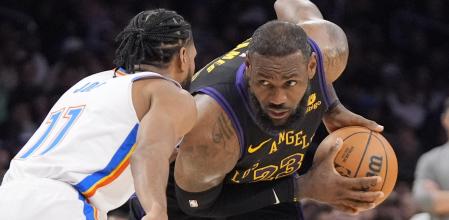 LeBron James trata de superar a Isaiah Joe, jugador de los Thunder