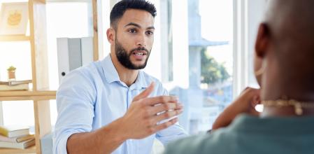 La asertividad es la capacidad para expresar y defender tus sentimientos, sin herir los de los demás.