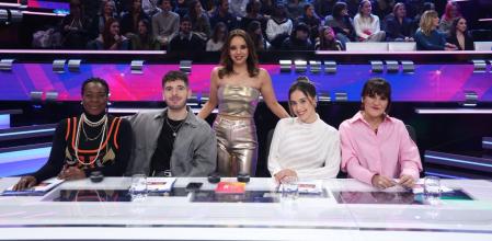 Chenoa junto al jurado de la última gala de 'OT'
