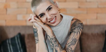 El buzz cut es un corte ultracorto, uniforme y altamente personalizable.