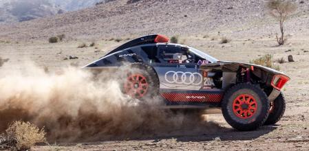 El Audi de Sainz recorriendo los kilómetros de la etapa 11