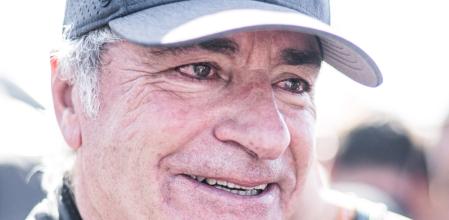 A los 61 años de edad, Carlos Sainz y su copiloto catalán Lucas Cruz son tetracampeones del Dakar
